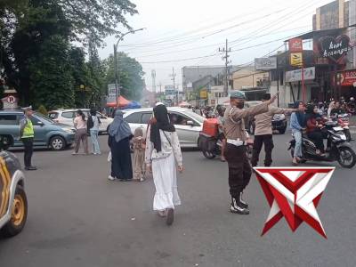 PANIT SAMATA POLSEK SUMBERSARI BESERTA KANIT PRVOS MELAKSANAKAN PENGATURAN LALU LINTAS DI DEPAN UNEJ