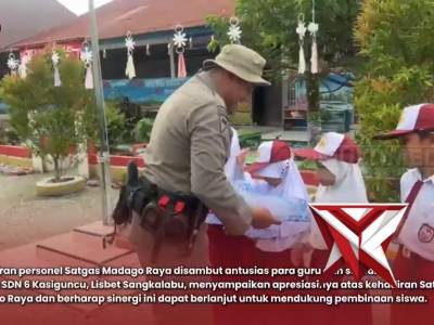Satgas Madago Raya menggelar upacara bendera bersama siswa SD di Poso