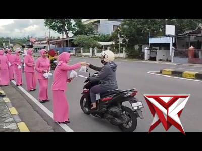 Berbagi di bulan penuh berkah. ?

Polsek Sukomoro bersama Bhayangkari membagikan takjil kepada para