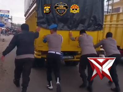 Personil Polsek Pagar Alam Selatan bantu Mobil masyarakat yang Mogok