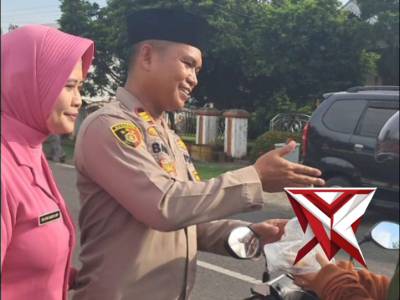 *Dipimpin Kapolsek Bayu Heri Purwono, Polsek Selebar Tebar Takjil untuk Pengguna Jalan*