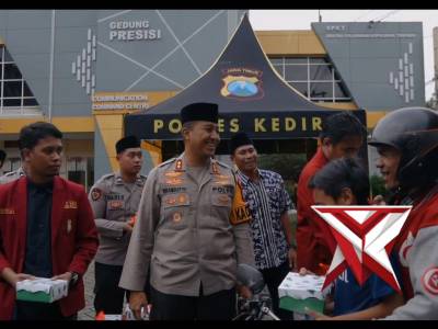 Tebar Kepedulian Ramadan Bersama Mahasiswa dan Wartawan, Polres Kediri Bagikan Ratusan Takjil - PoliceTube