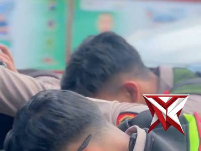 Polres wonogiri gerak cepat dorong mobil mogok