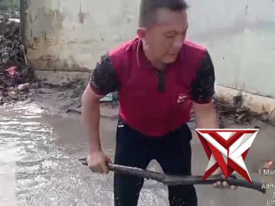 Kegiatan bhabinkamtibmas kelurahan Surya timur melakukan gotong royong untuk membersihkan sampah - PoliceTube