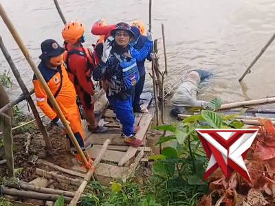 Proses evakuasi penemuan mayat