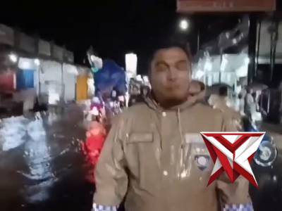 Patroli dialogis dan pengaturan arus lalu lintas  genangan air di wilayah Kec.Sumberbaru