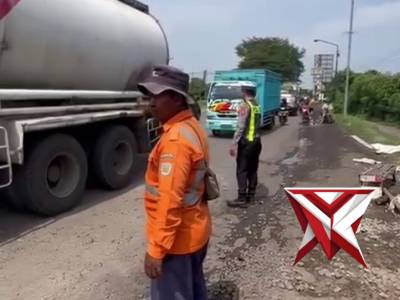 Pengaturan lalu - lintas di Rel KA Curah tulis Kecamatan Tongas Kab. Probolinggo