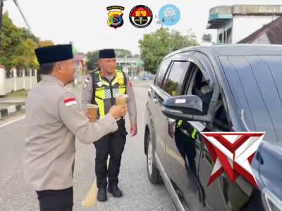 Kapolres Sumba Barat Berbagi Takjil