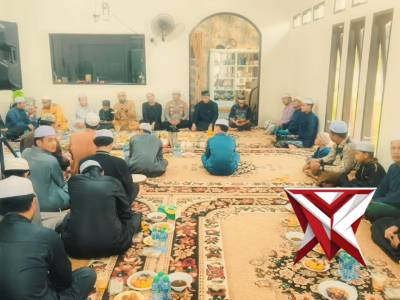 Kapolsek Bengalon menghadiri kegiatan buka puasa bersama di rumah Kepala Desa Sepaso Timur