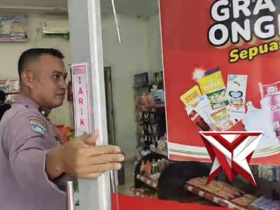 POLSEK BALONGPANGGANG: PATROLI PERTOKOAN