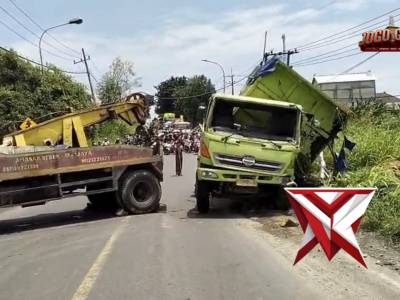 QUICK RESPON TANGANI TRUK TERGULING POLSEK KEDAMEAN - PoliceTube