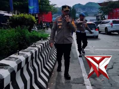 Kapolres Cimahi Terjun Langsung Amankan Arus Lalu Lintas di Rest Area 125 - PoliceTube