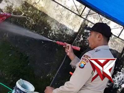 Anggota Polsek Jatiroto membantu masyarakat