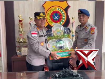 Kapolres Aceh Tenggara memberikan Bingkisan Hari Raya Idul Fitri kepada Prokopimda Aceh Tenggara