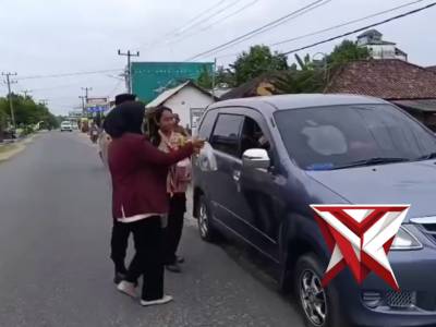 polsek belitang ll melaksanakan bagi takjil bersama mahasiswa