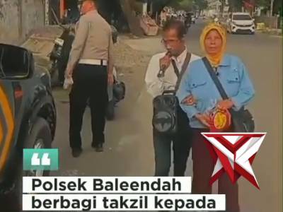 Personel Polsek Baleendah melaksanakan kegiatan berbagi takjil kepada masyarakat