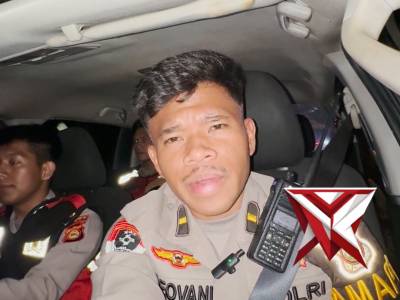 Membantu pemudik pecah ban