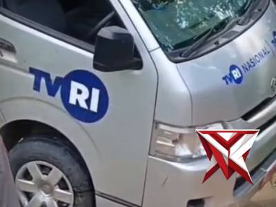 mengevakuasi 1 unit mobil milik TVRI Sumsel Yang terperosok dijalan mura-pali