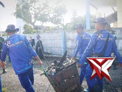 Wujudkan Indonesia ASRI, Sinergi TNI-Polri dan Pemkab Situbondo Bersihkan Sampah di Pantai Panarukan - PoliceTube