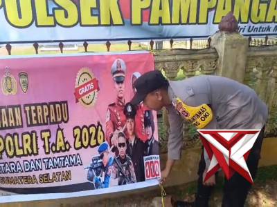 Pemasangan spanduk penerimaan anggota polri