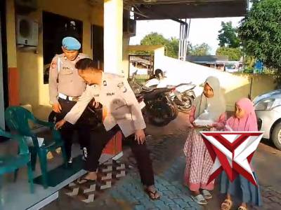 Anggota Polsek Ujungpangkah Bagi Takjil Kepada Anak Yatim