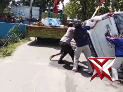 Hari Pertama Operasi Ketupat Candi 2026, Kapolsek Sumberlawang Pimpin Evakuasi Mobil Masuk Parit di