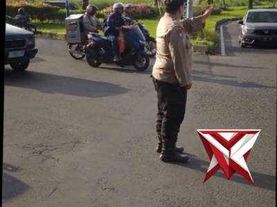 Anggota polsek Waru gatur lalin pagi di wil. Kec. Waru - PoliceTube