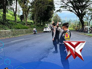 POLRES SUBANG LAKUKAN PENGATURAN LALULINTAS DI JALUR WISATA ANTISIPASI KEMACETAN - PoliceTube