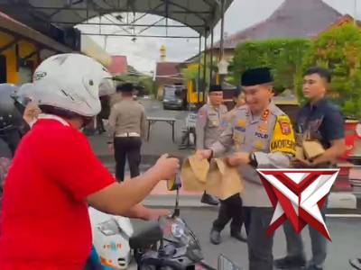 Siapa aja nih yang dapat takjil dari pak Kapolres ?

Semoga bermanfaat ya lur ?
.
.
.
Jika mengalam