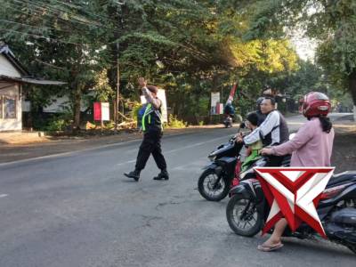 Anggota Polsek Klabang Rutin Laksanakan Pengaturan Lalu Lintas Pagi