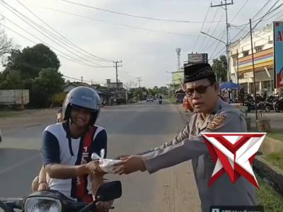 Berbagi dengan membagikan takjil kepada masyarakat