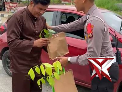 Polres Kuansing berbagi pohon