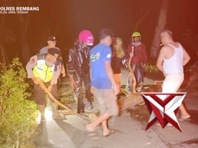Respon Cepat Polsek Kaliori Bersihkan Pohon Tumbang Akibat Cuaca Ekstrem