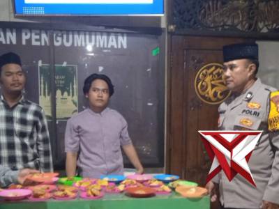 Bhabin desa Tropodo Polsek waru bersana di masjid jami'  tropodo