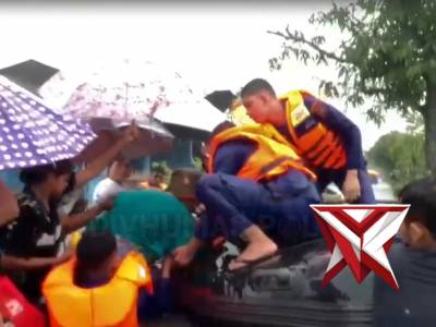 Terjang Banjir Evakuasi Lansia di Medan
