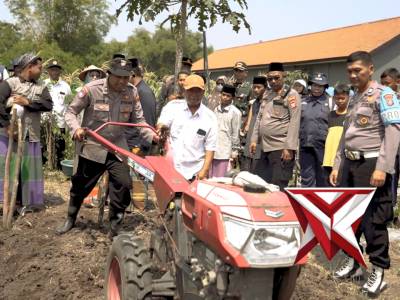 Polri, Penanaman Jagung Bersama Santri Pondok pesantren roudlotun nasyiin - PoliceTube