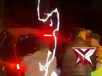 RESPON CEPAT POLSEK KENDAL POLRES NGAWI BANTU MOBIL PEMUDIK YANG TIBA-TIBA MOGOK - PoliceTube