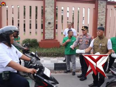 WAKA POLRES MUARA ENIM BERSAMA ANSOR KAB. MUARA ENIM MEMBAGIKAT TAKJIL KEPAA MASYARAKAT