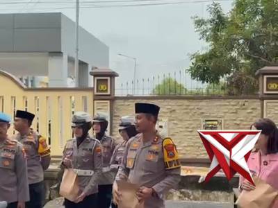 Kapolres Sumenep berbagi Takjil di Bulan Ramadhan