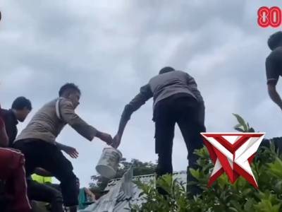 Polri Sigap Bantu Masyarakat Padamkan Api Akibat Kebakaran Rumah Warga