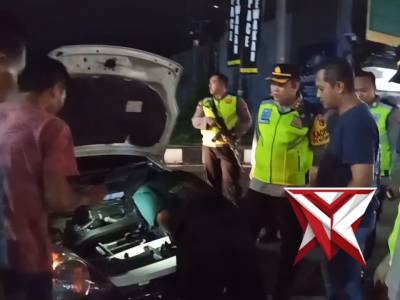 membantu pemudik asal Kudus Jawa Tengah yang mobilnya mogok