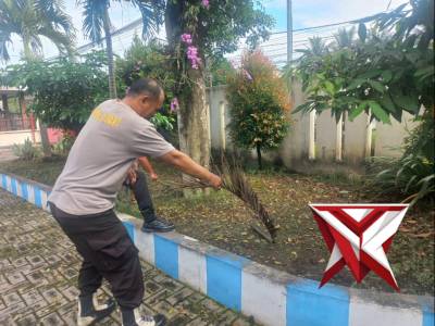 POLSEK SUMBERSARI MELAKSANAKAN JUMAT BERSIH DI LINGK MAKO WUJUDKAN GERAKAN NASIONAL INDONESIA ASRI.