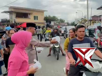 KAPOLRES LEBONG DAN BHAYANGKARI CABANG LEBONG BERBAGI TAKJIL DI PASAR MUARA AMAN

polriuntukmasyara
