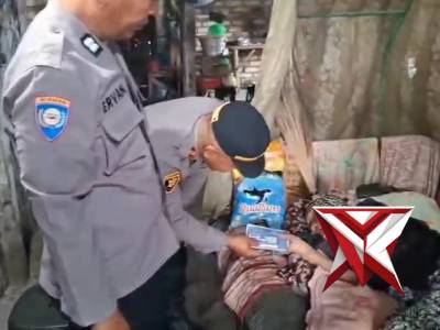 BANSOS RAMADHAN, KAPOLSEK GALIS POLRES PAMEKASAN BERSAMA PR SUBUR JAYA HJS SALURKAN PAKET SEMBAKO KE