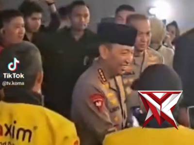 Kapolri Sambangi kedai ado presisi, ngobrol, Serap aspirasi Komunitas ojol palembang

Kapolri Jender