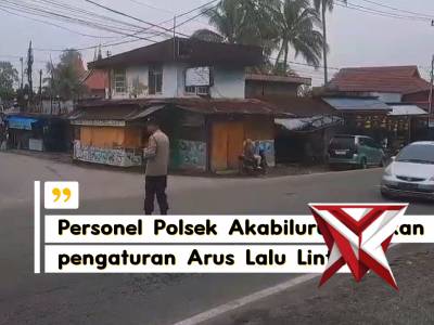 Personel Polsek Akabiluru Lakukan Pengaturan Arus Lalu Lintas di wilayah Hukum Polsek Akabiluru - PoliceTube