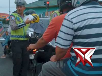 Tebar Kebaikan Ramadhan, Satlantas Polresta Bengkulu Bagikan Takjil Sambil Edukasi Tertib Lalu Linta - PoliceTube