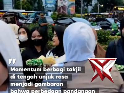 Momentum berbagi takjil di tengah unjuk rasa