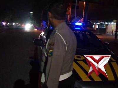 Anggota polsek Mojosari melaksanakan giat patroli bluelight di jln gajah Mada sebelum sahur  antisip