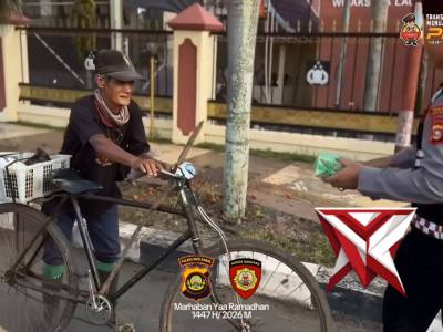 Sat Samapta Polres Musi Rawas Bagikan Takjil kepada Masyarakat di Bulan Ramadhan - PoliceTube